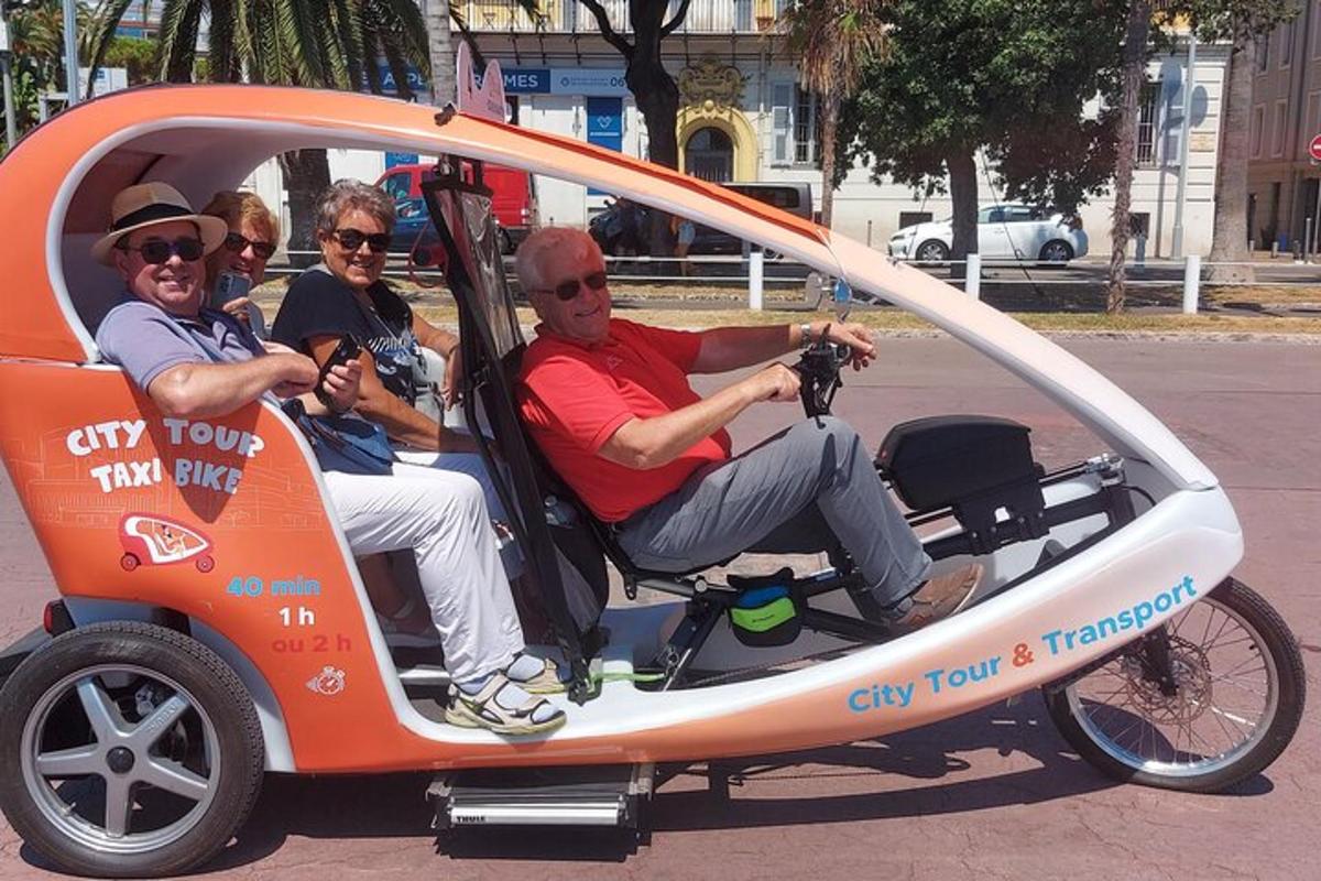 isang grupo ng mga tao na nakasakay sa isang golf cart