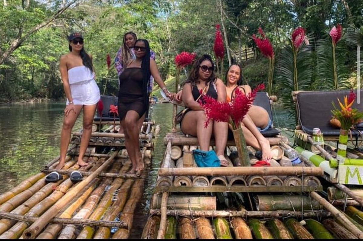 Un grupo de mujeres sentadas en una balsa en el agua.