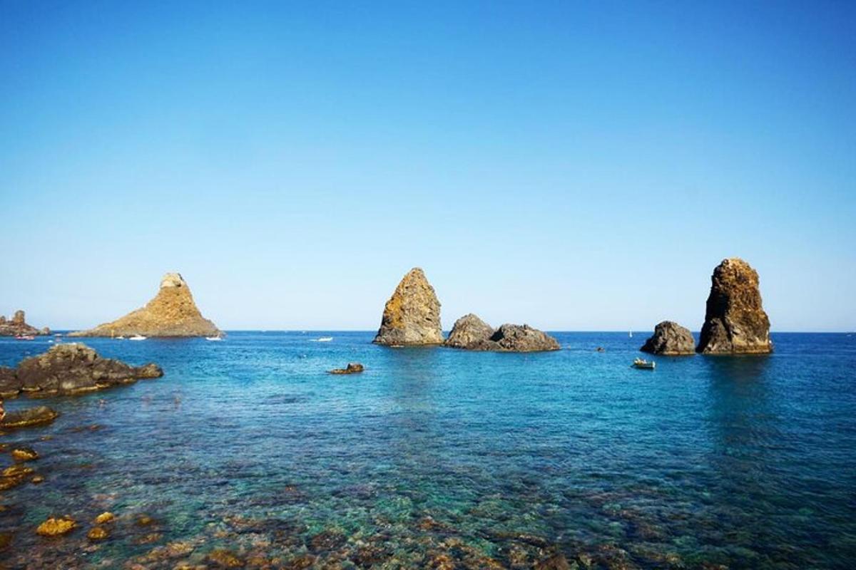 Una vista del océano con rocas en el agua.