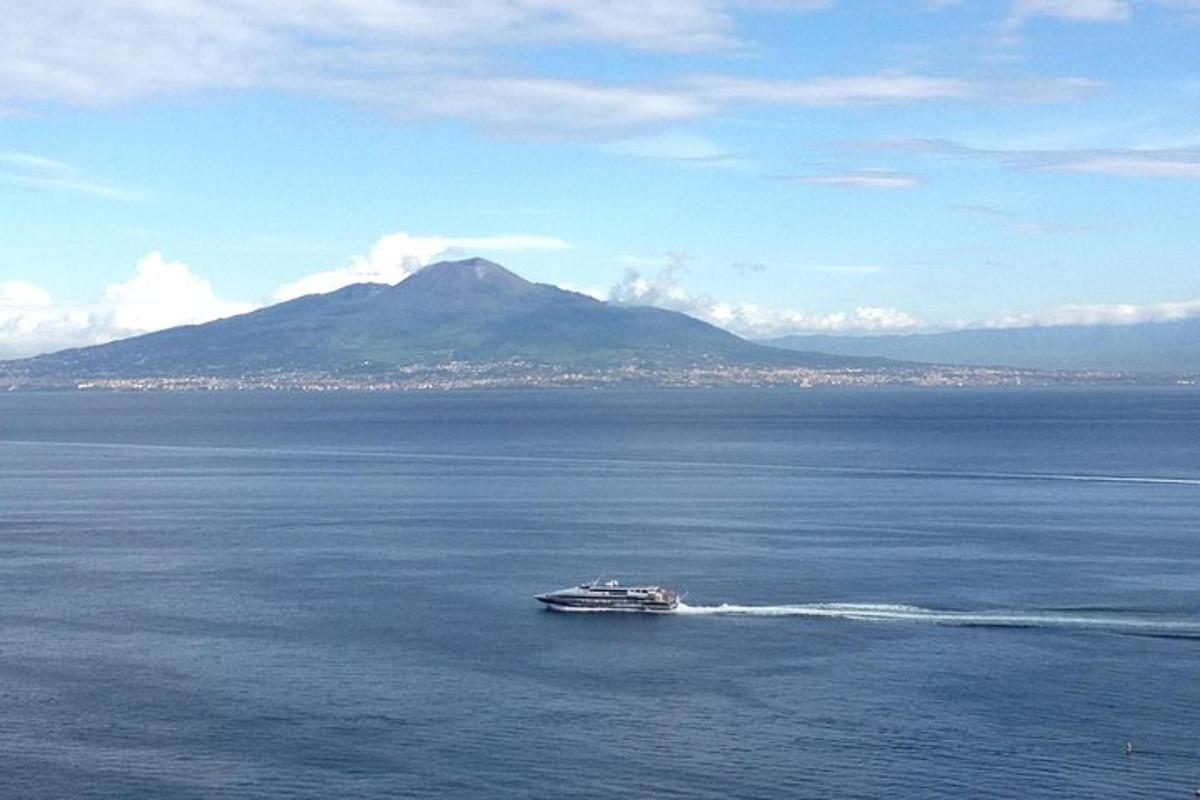 una barca in acqua con una montagna sullo sfondo