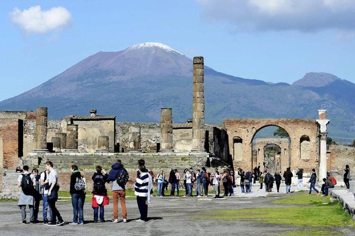 un gruppo di persone in piedi davanti a un edificio