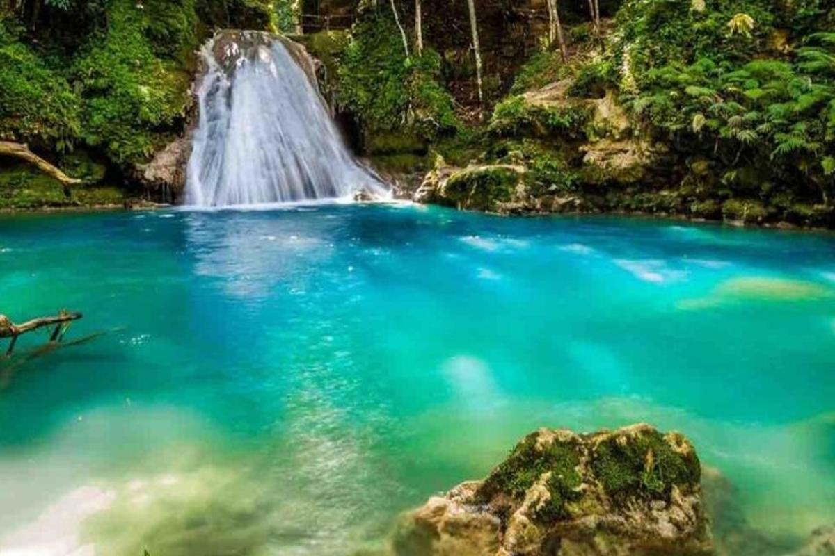 air terjun di tengah-tengah tasik biru