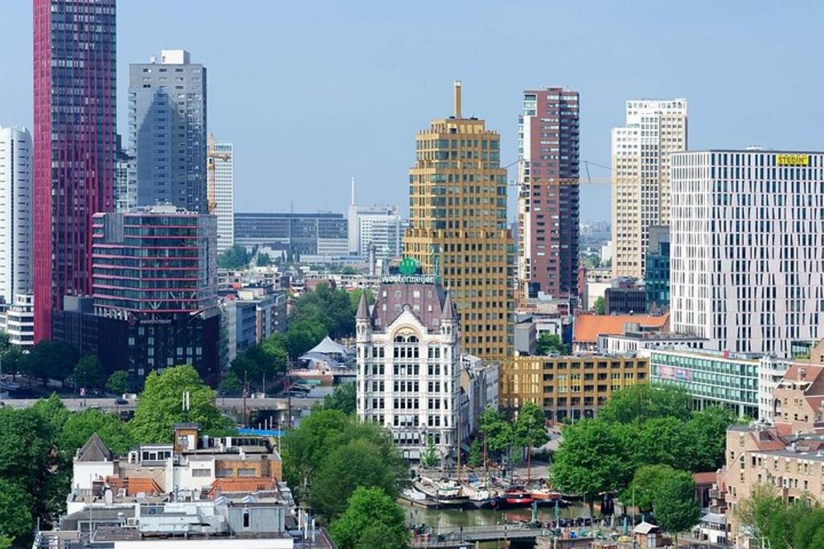 uma vista de uma cidade com edifícios altos