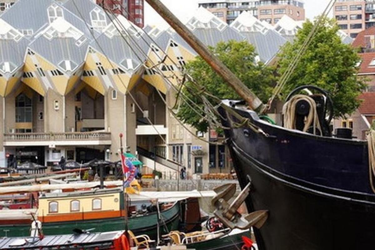 um grupo de barcos está atracado em frente a um edifício