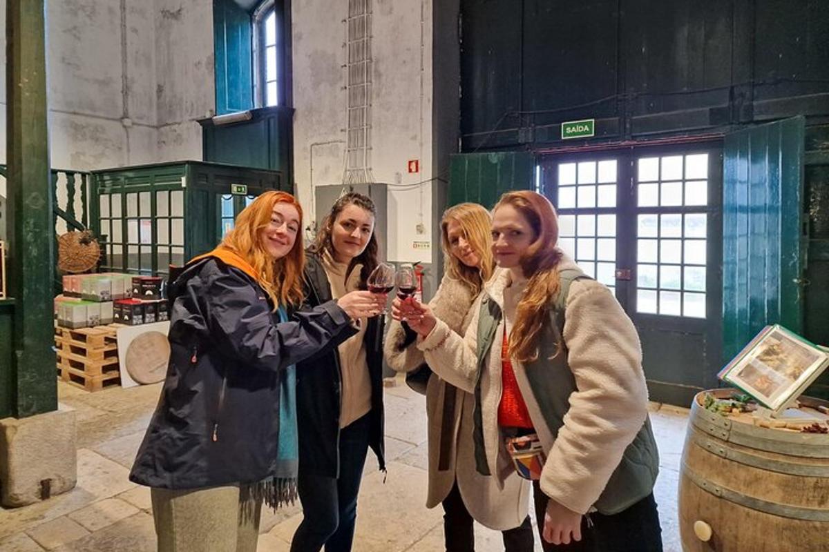 група жена које држе чаше вина