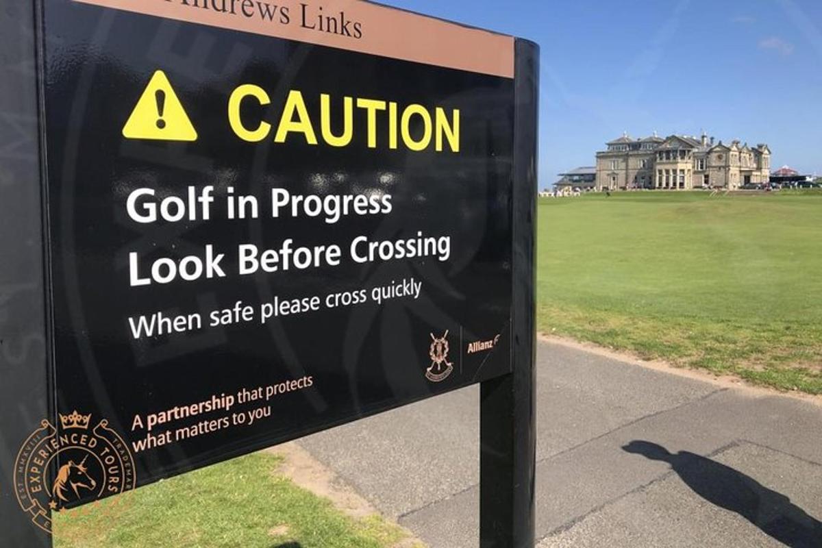un cartello che dice attenzione, golf in corso, guarda prima di indovinare