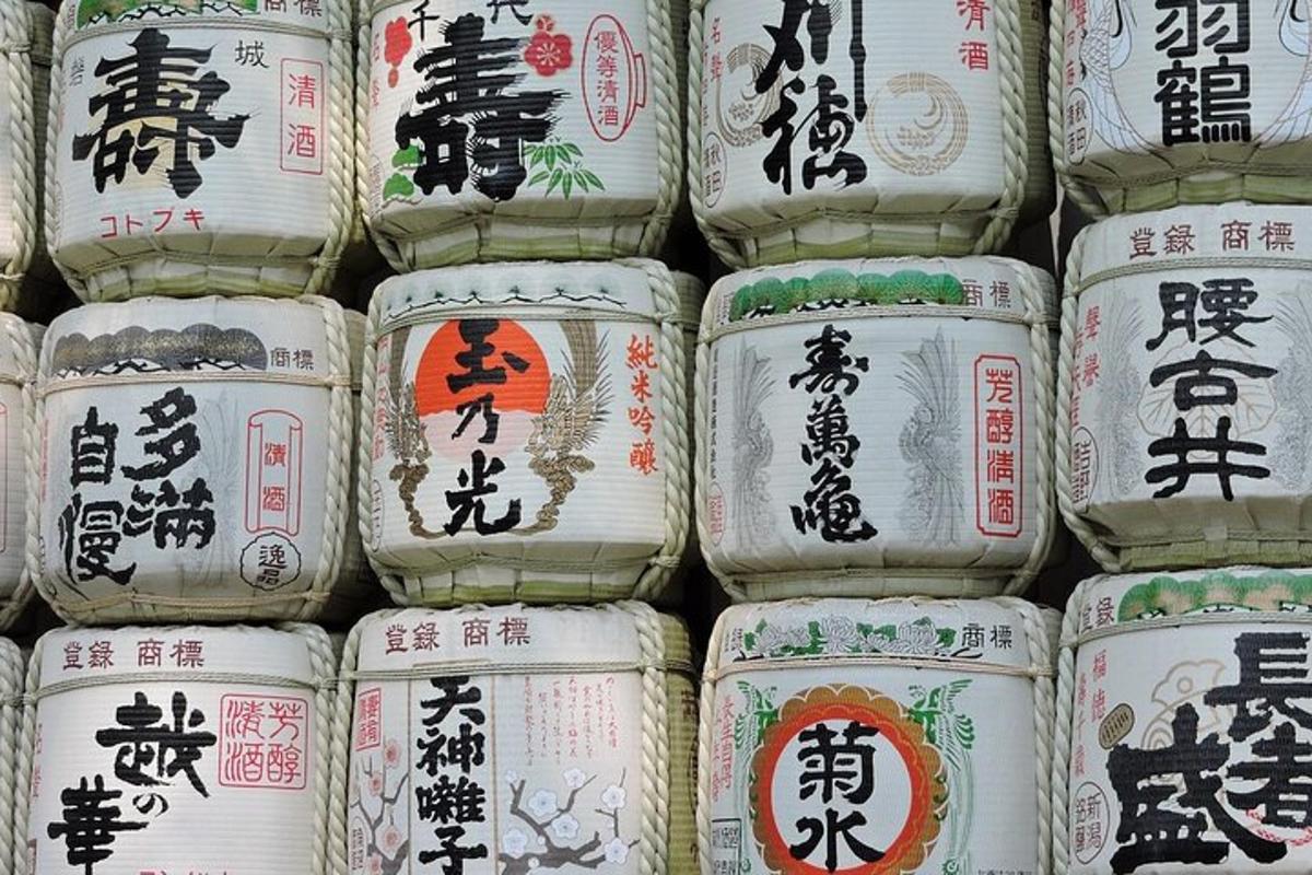 una pila di pacchetti di riso giapponese con scritte sopra