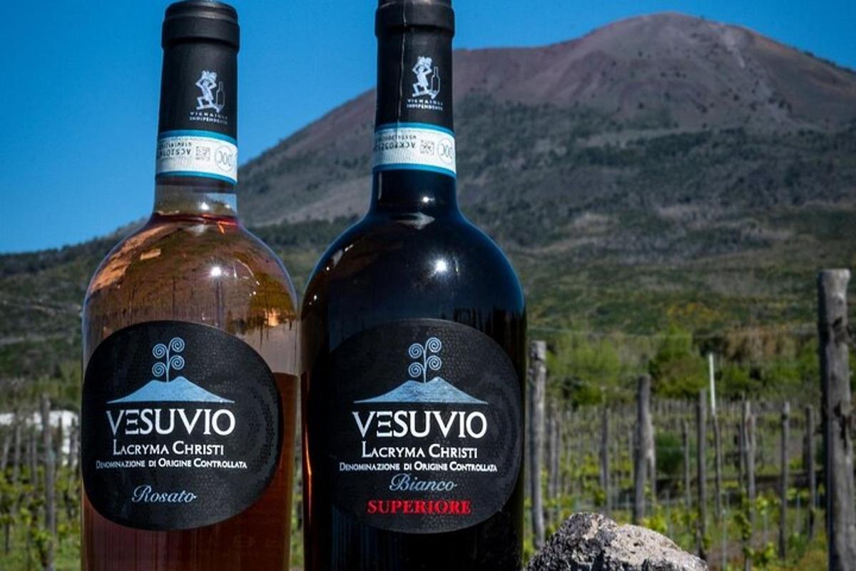 tvær flöskur af víni sem standa hlið við hlið