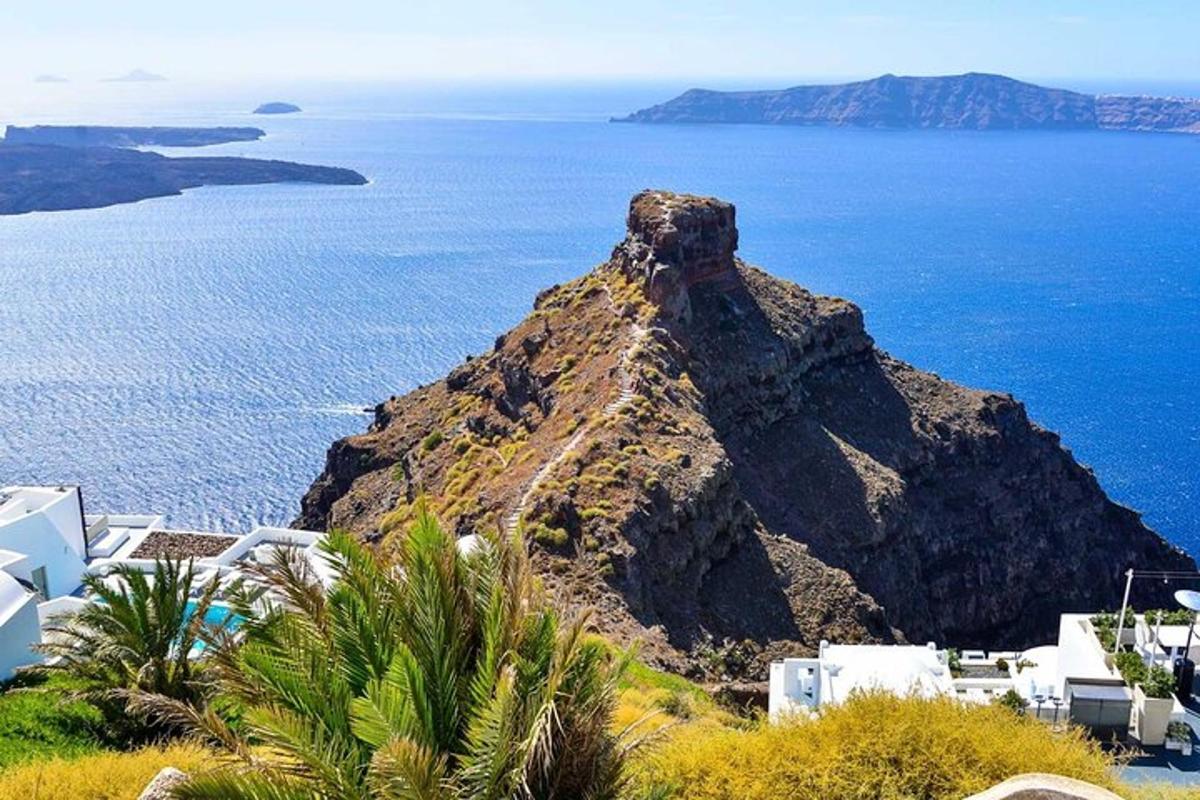 una vista de una montaña con el océano