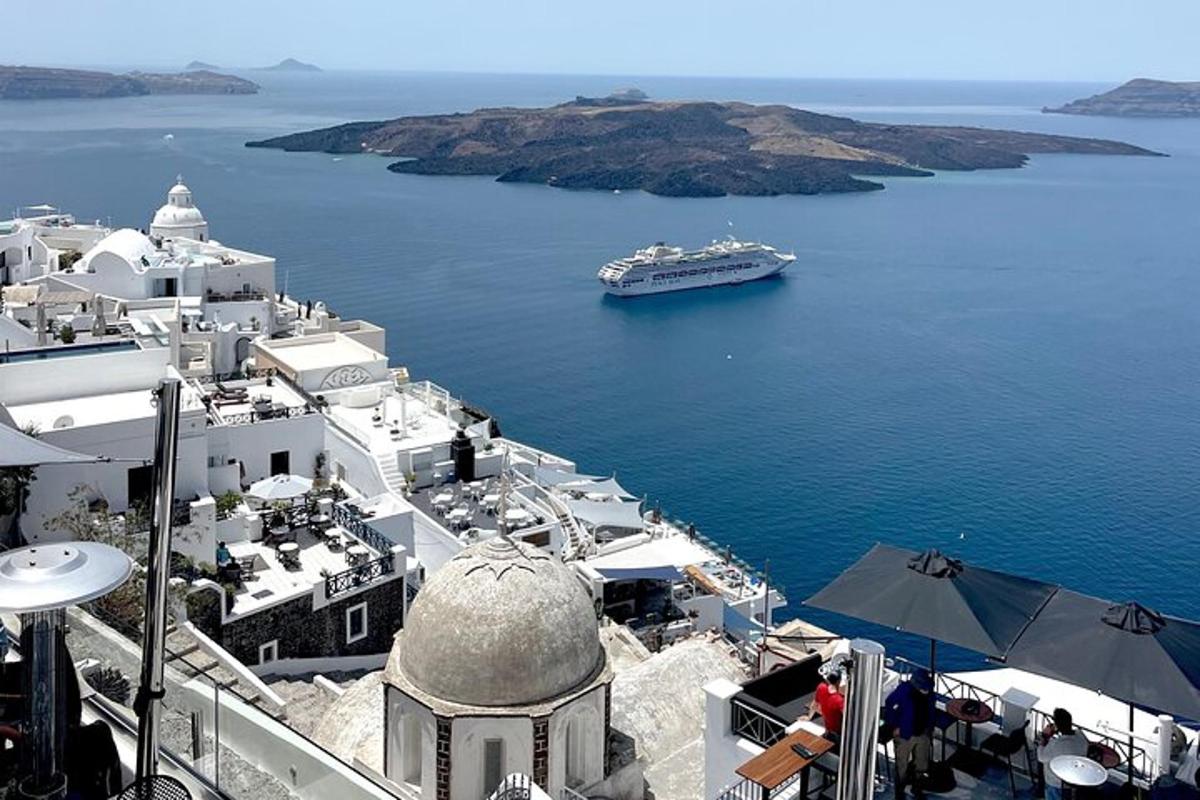 een cruiseschip in een groot waterlichaam