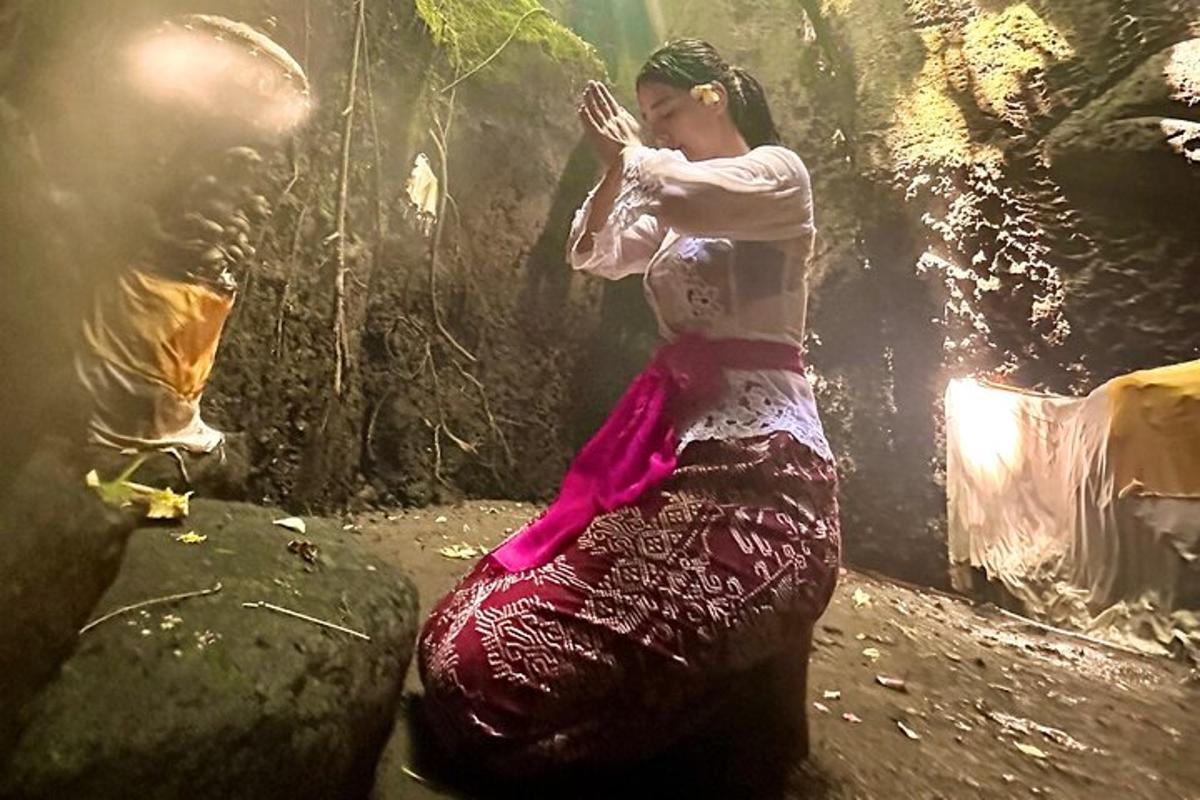 žena sedící na velké tašce v jeskyni