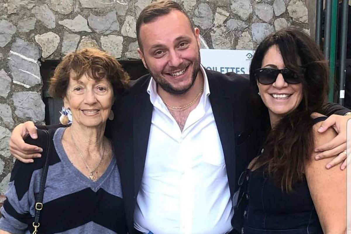 גבר ושתי נשים מצטלמים לתמונה