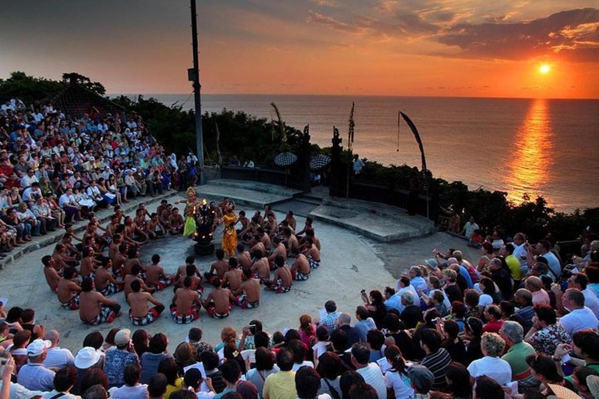 una grande folla di persone che guarda uno spettacolo di fronte all'oceano