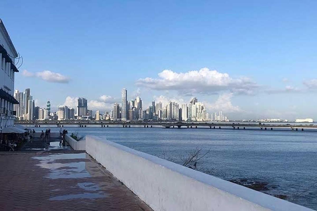 pemandangan bandar dari air dengan bangunan
