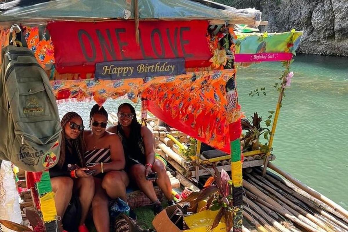 กลุ่มคนกำลังนั่งอยู่ด้านหลังเรือ