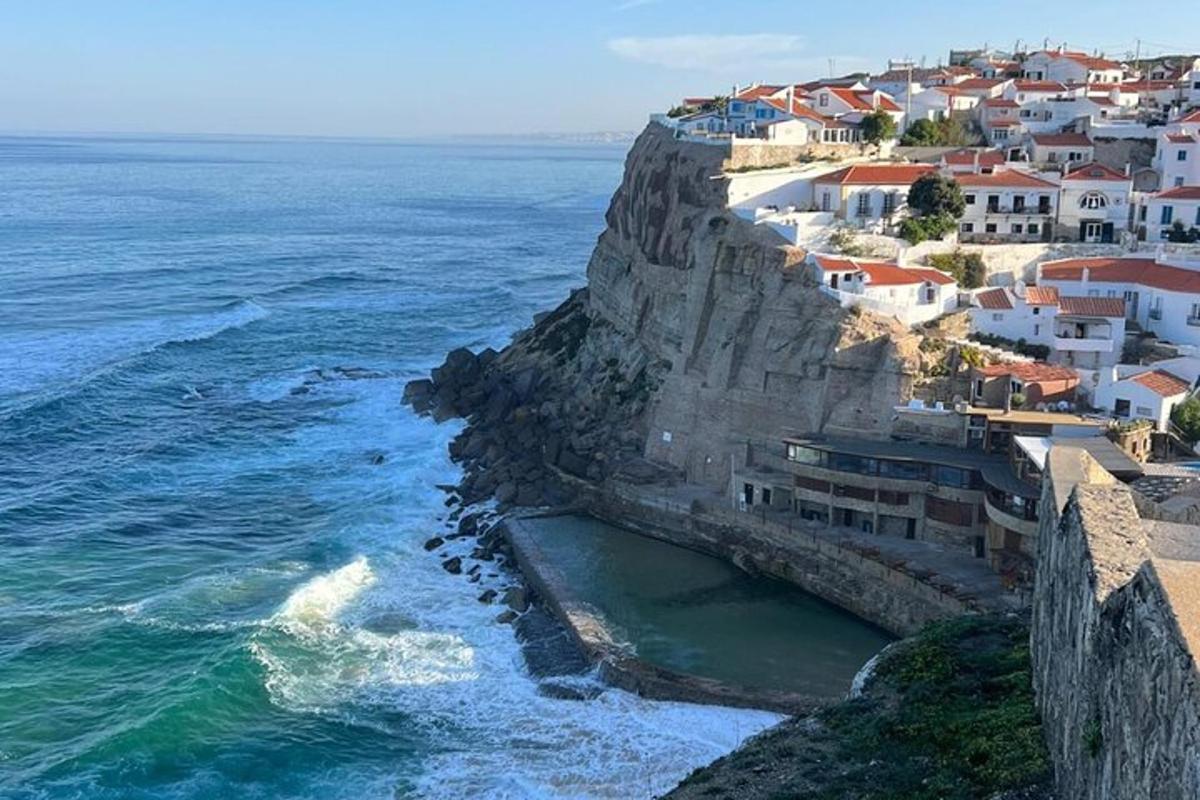 uma vista aérea de uma vila em um penhasco perto do oceano