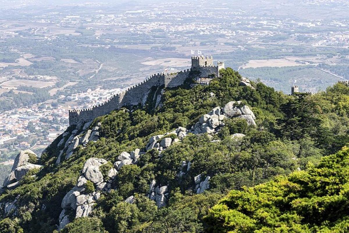 um castelo no topo de uma montanha