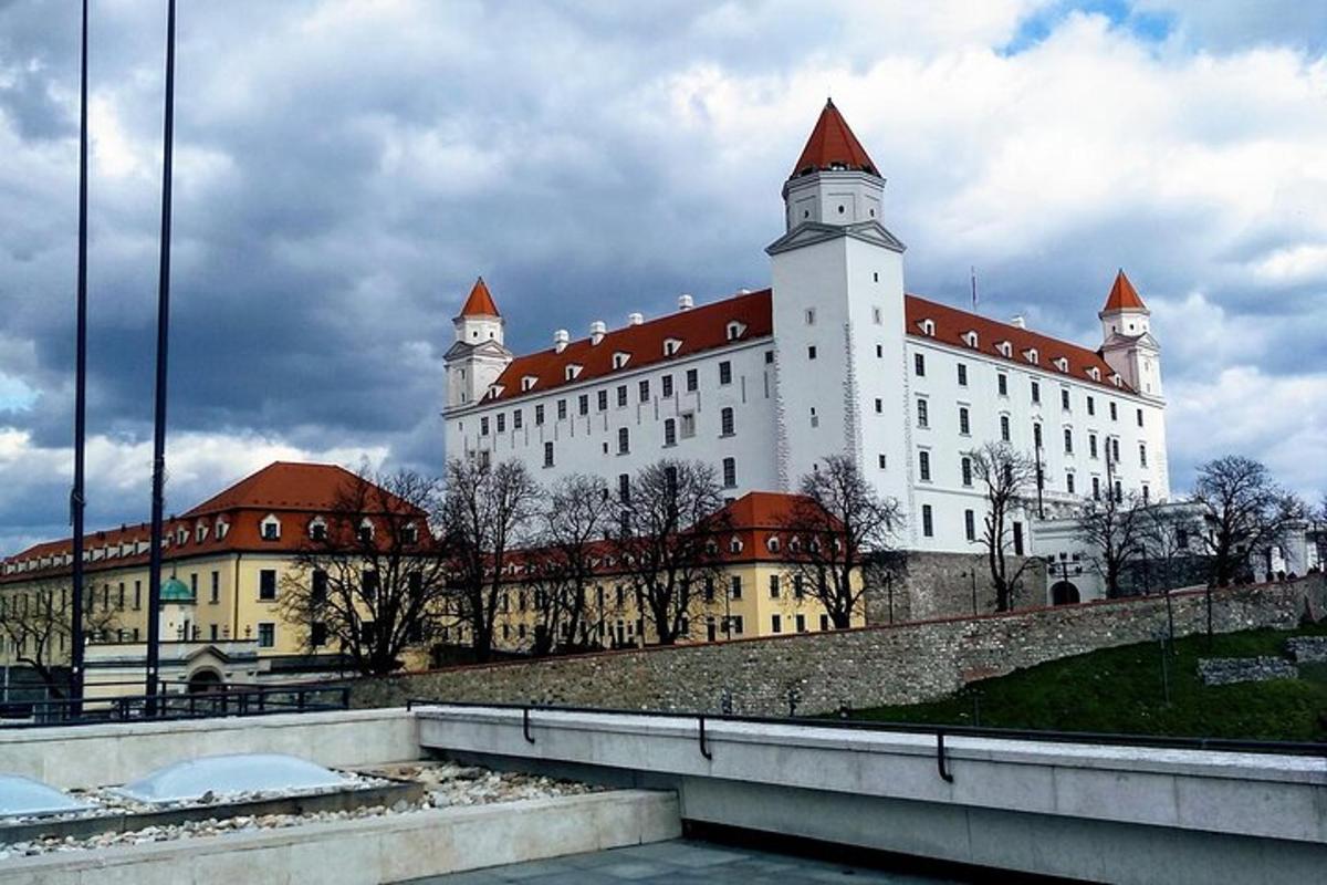 egy nagy fehér épület piros tetővel