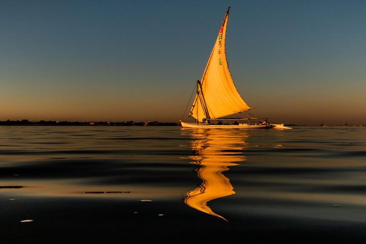 um veleiro na água com seu reflexo na água