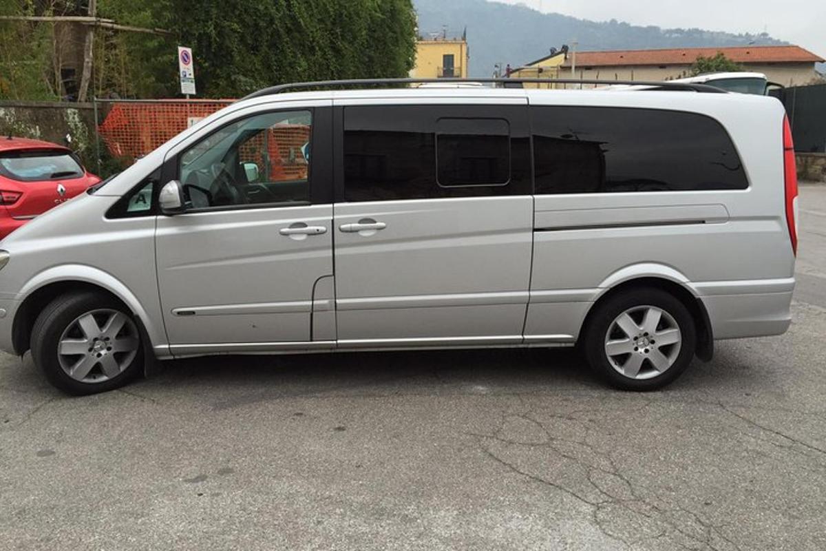 un furgone bianco parcheggiato in un parcheggio
