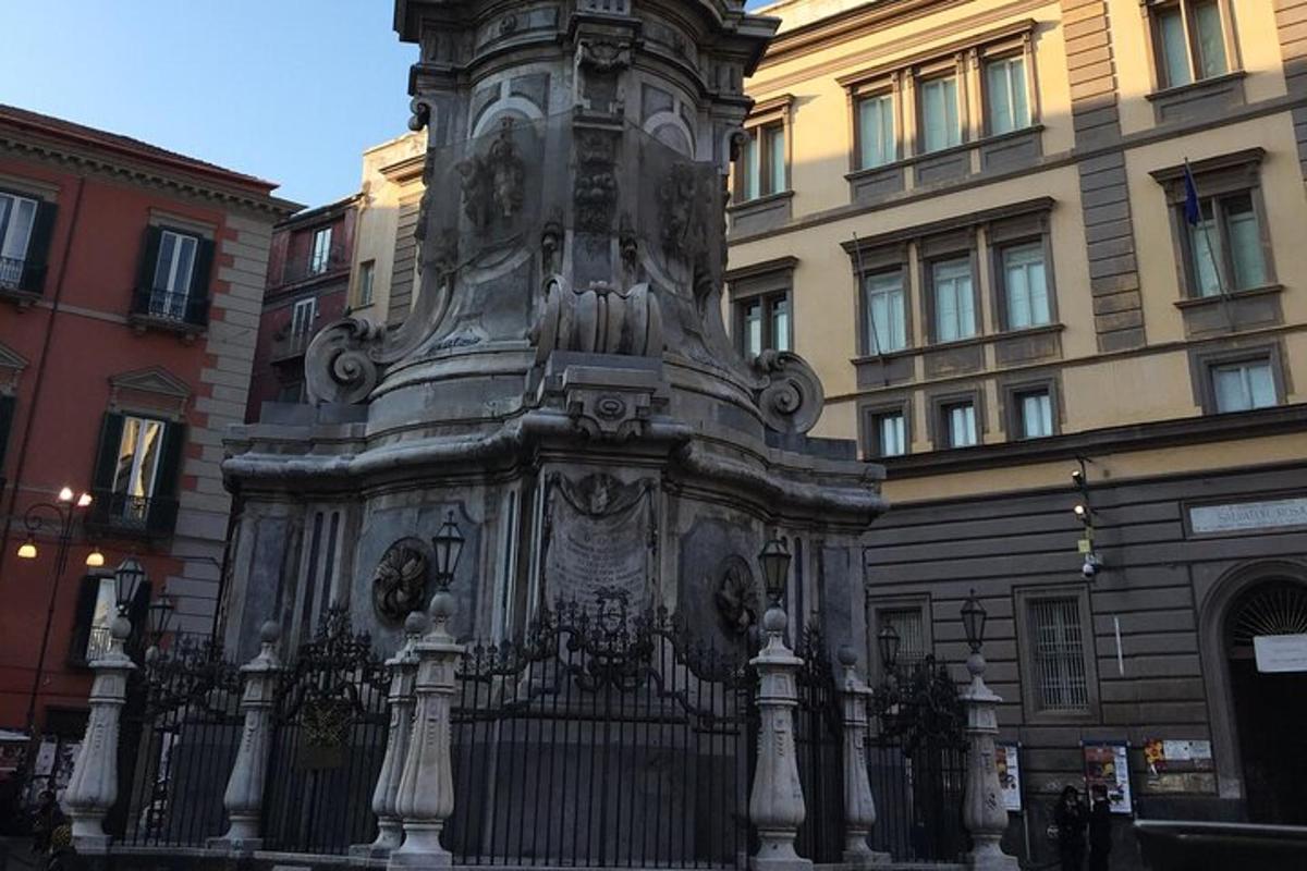 una torre dell'orologio di fronte a un edificio