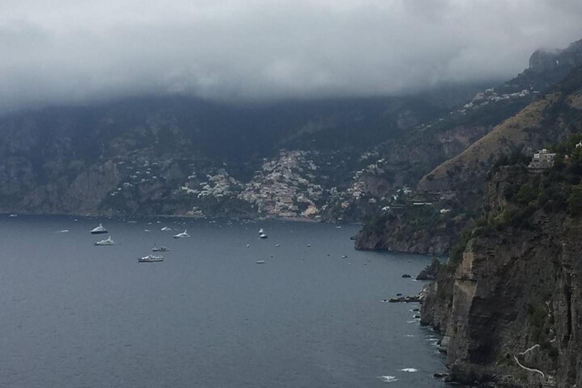 un gruppo di barche in un grande specchio d'acqua