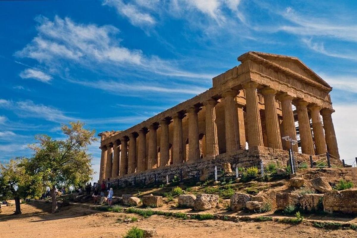 un tempio in cima a una collina con un cielo azzurro