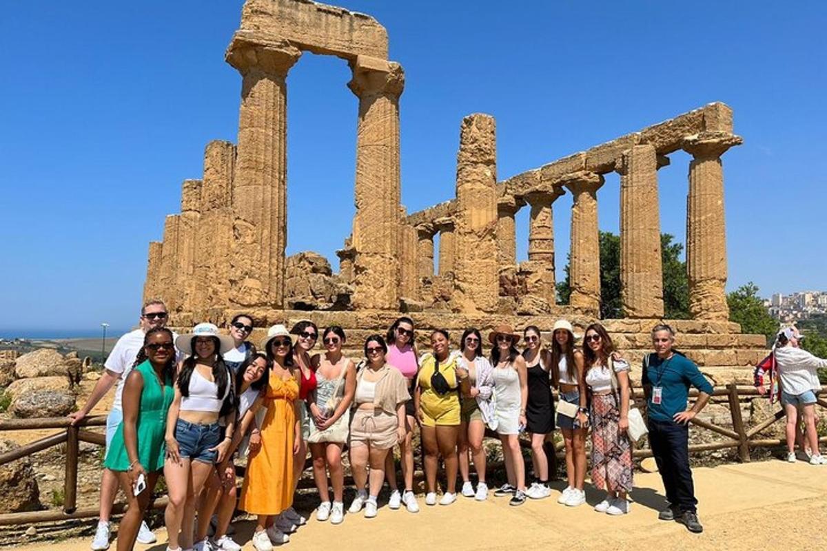 un gruppo di persone in piedi davanti a un tempio