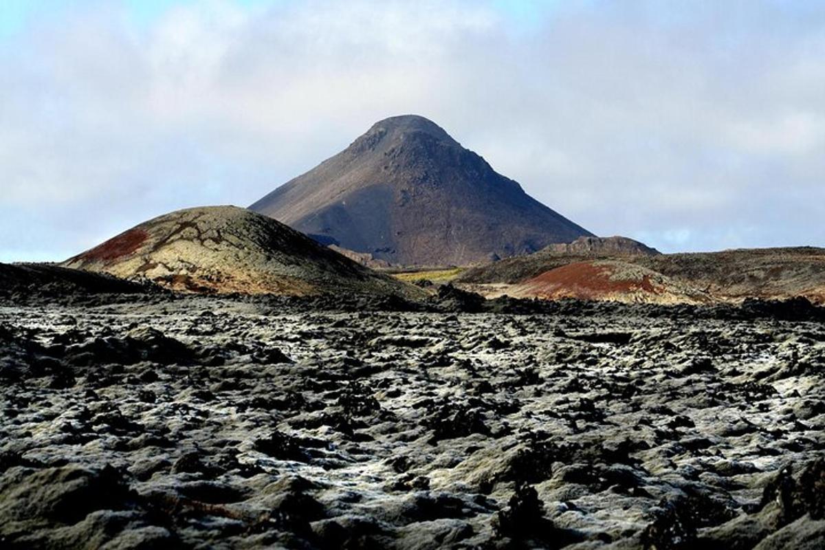 una muntanya al mig d'un camp rocós