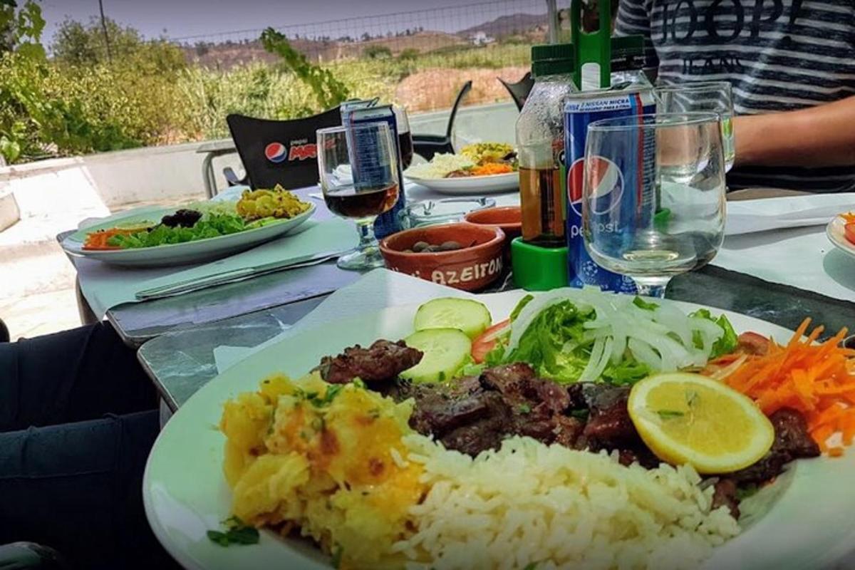 o farfurie cu orez și legume pe masă