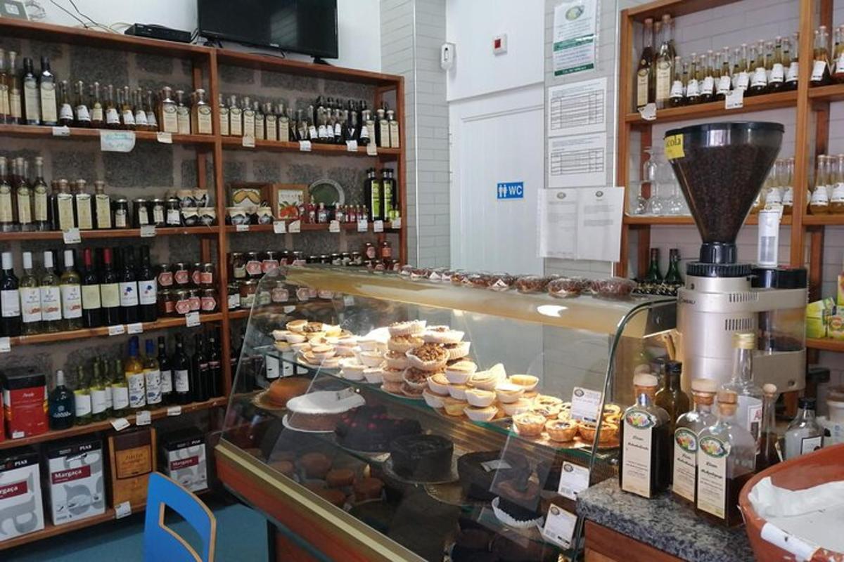 o vitrină într-un magazin plină cu o mulțime de sticle de vin