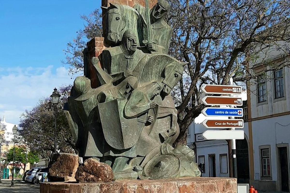статуа насред улице