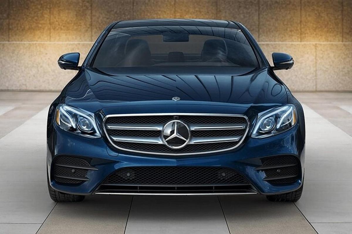 garaažis pargitud sinine Mercedes-Benzi auto
