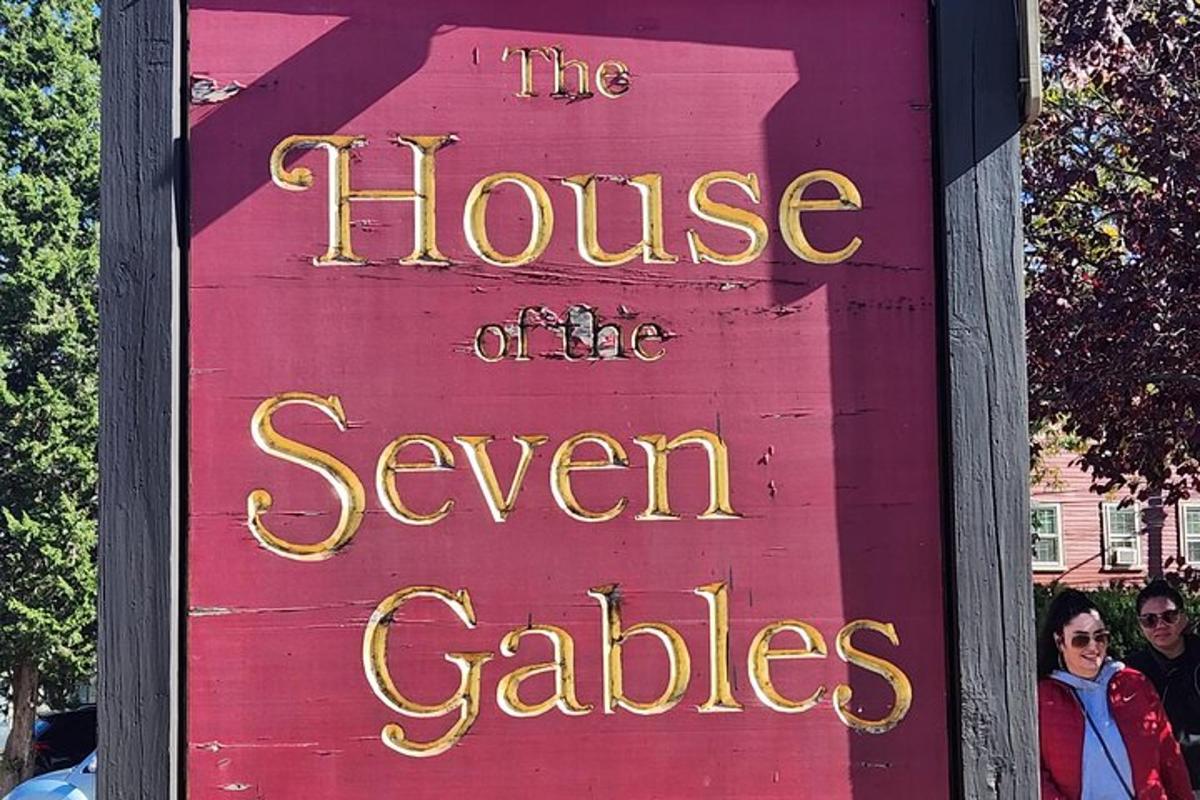 ein Zeichen für das Haus der sieben Giebel