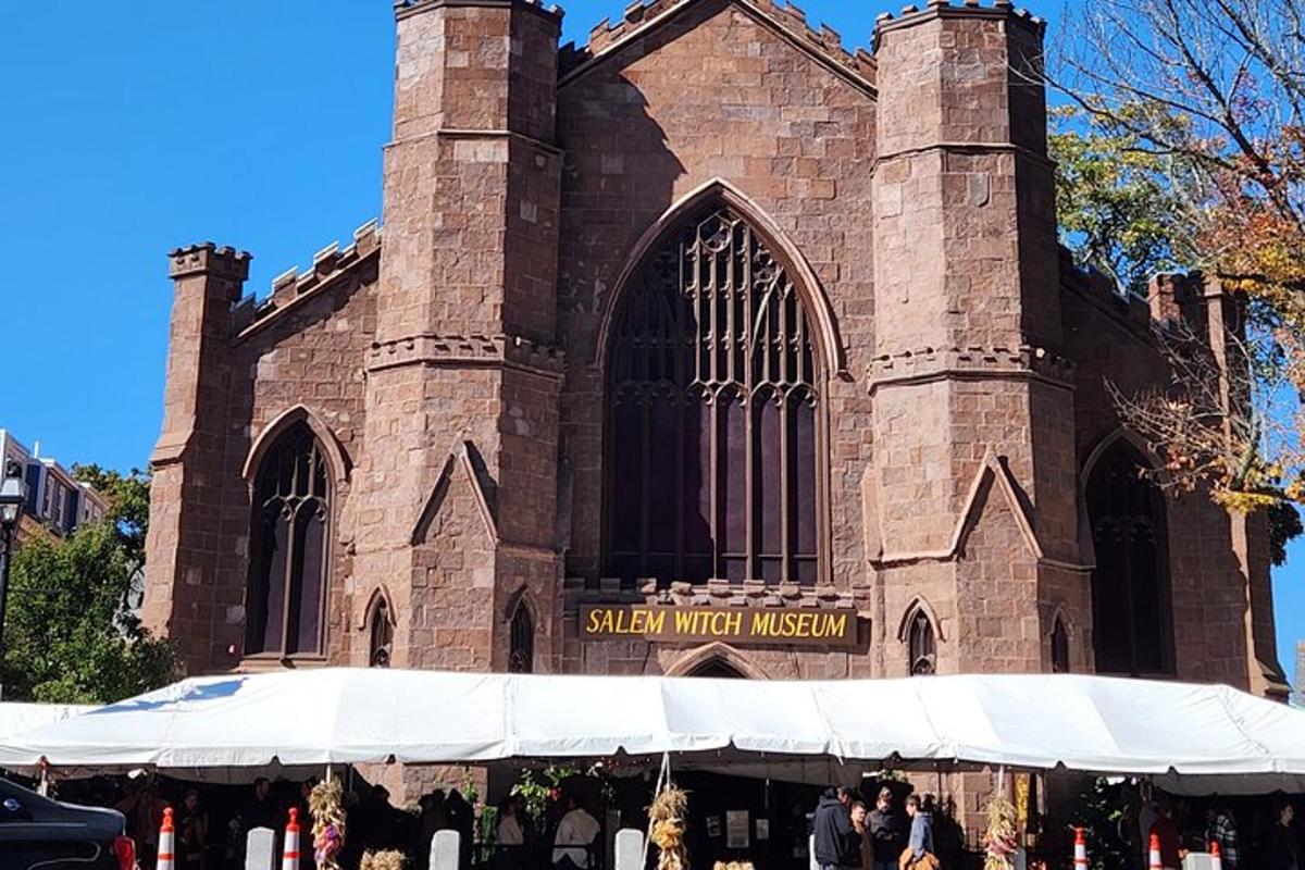 uma igreja com um grande prédio com uma placa na frente