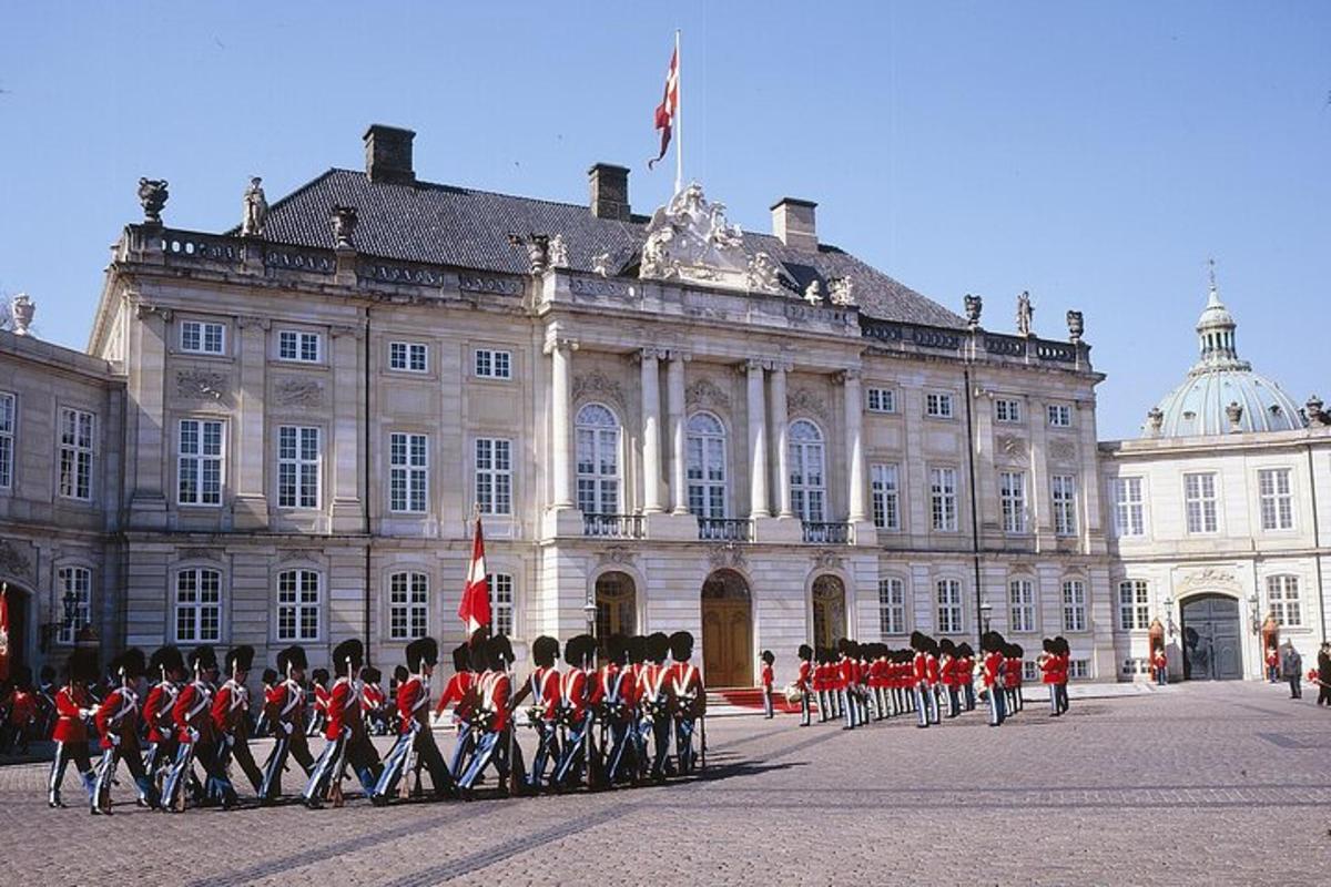Un grupo de soldados con uniformes rojos frente a un edificio.