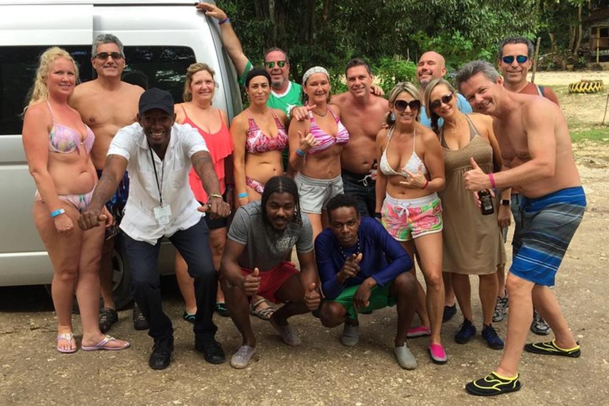 un grup de persones posant per a una foto davant d'una furgoneta