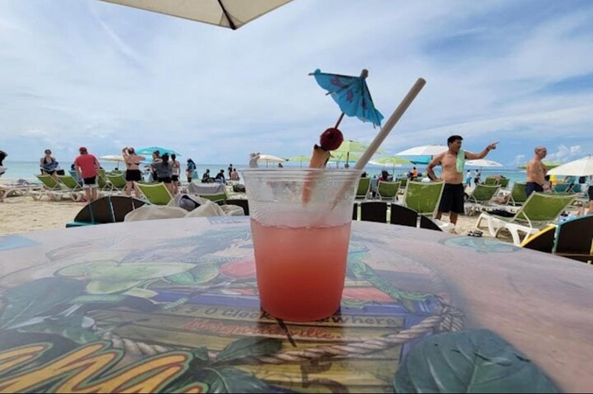 pijača sedi na mizi na plaži