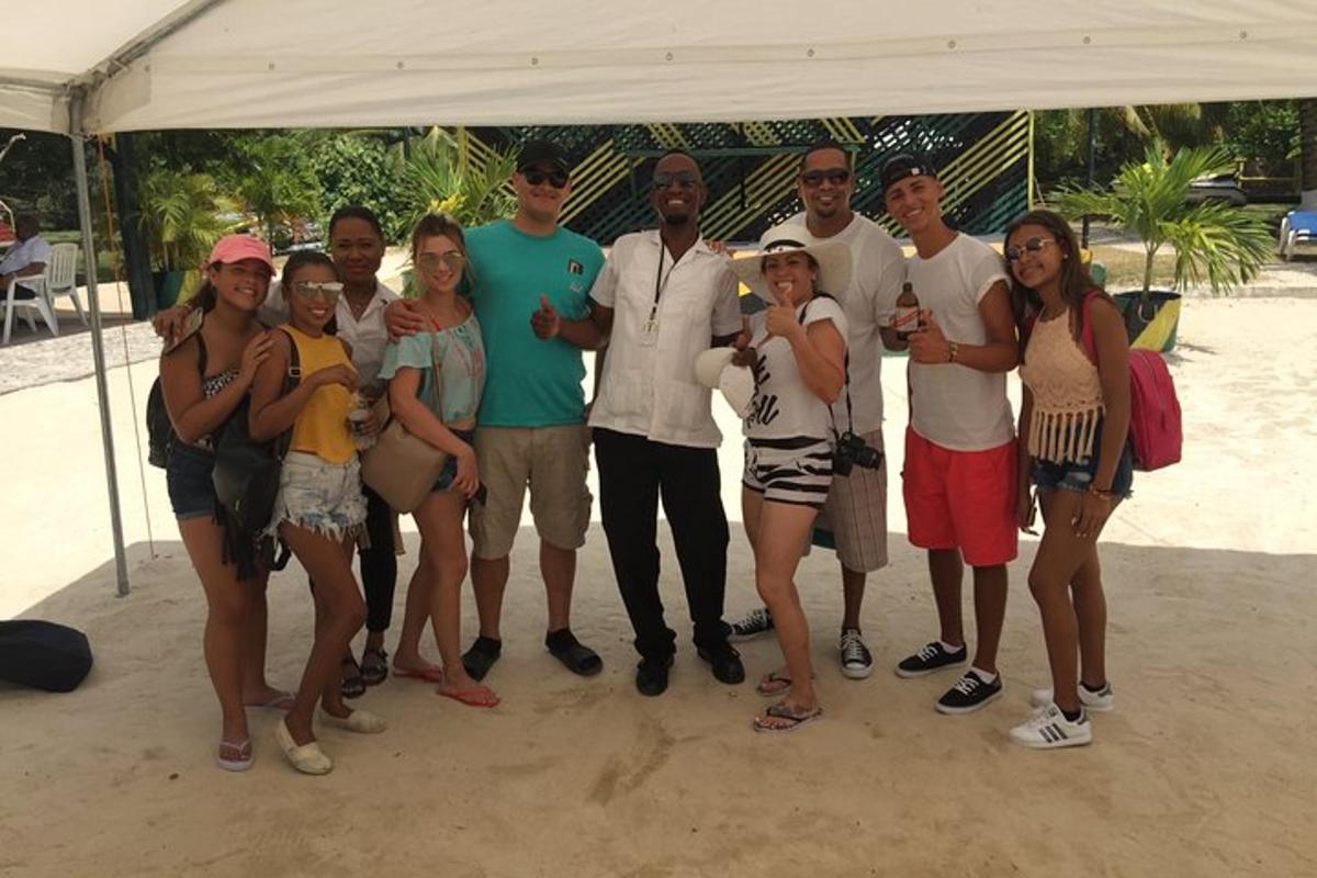 un grup de persones posant per a una foto a la platja