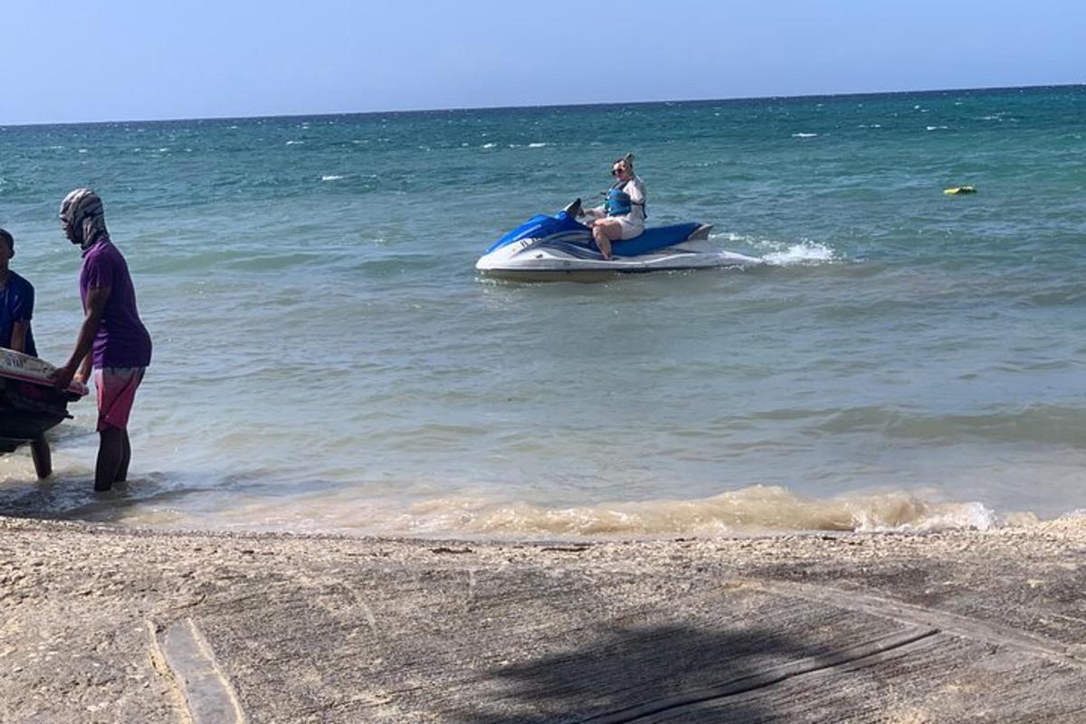 sekumpulan orang menaiki jet ski di dalam air