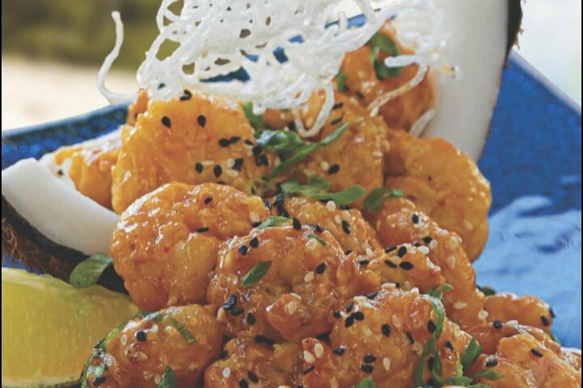 un piatto di cibo con gamberi su un piatto blu