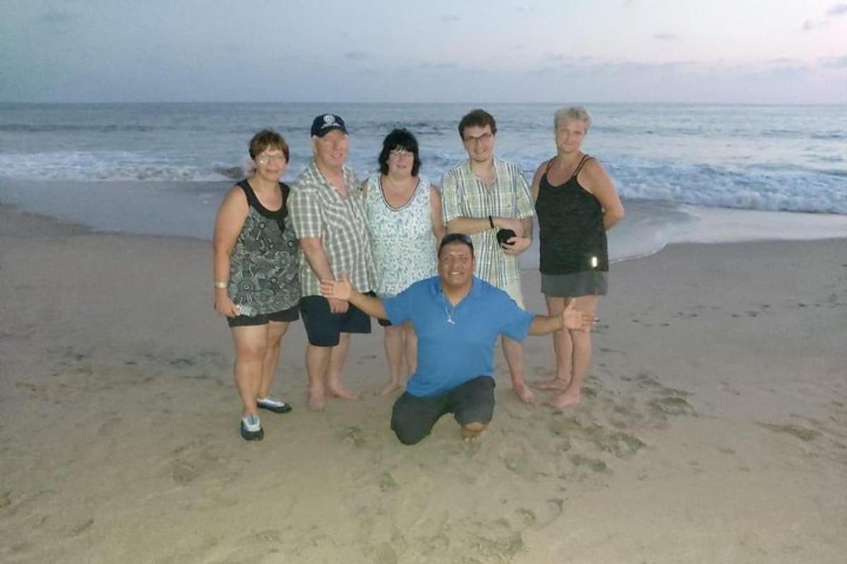 un gruppo di persone in posa per una foto sulla spiaggia