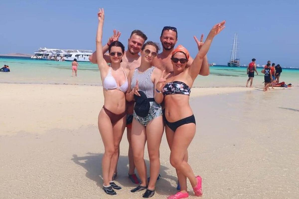 un grupo de personas en traje de baño en la playa