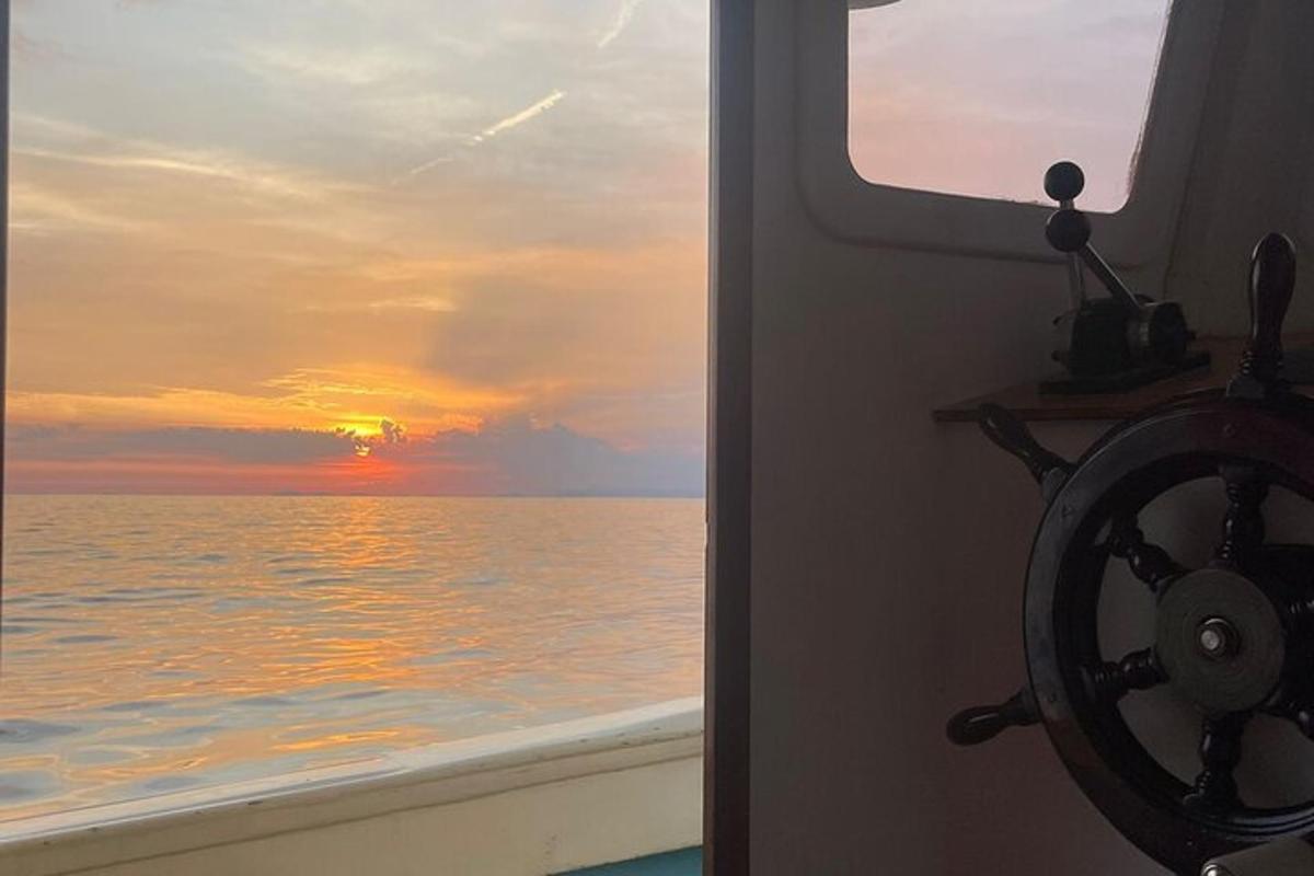 widok na ocean z okna statku wycieczkowego