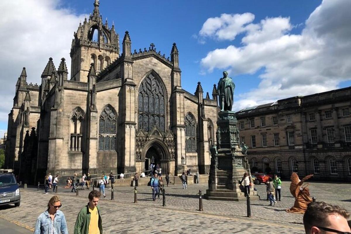 una grande cattedrale con una statua di fronte