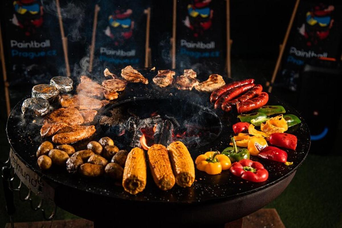 una griglia con molti tipi diversi di cibo sopra