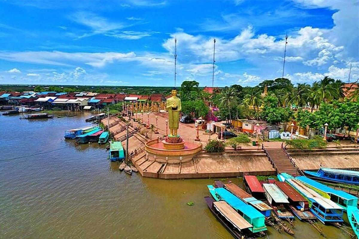 река са статуом усред воде