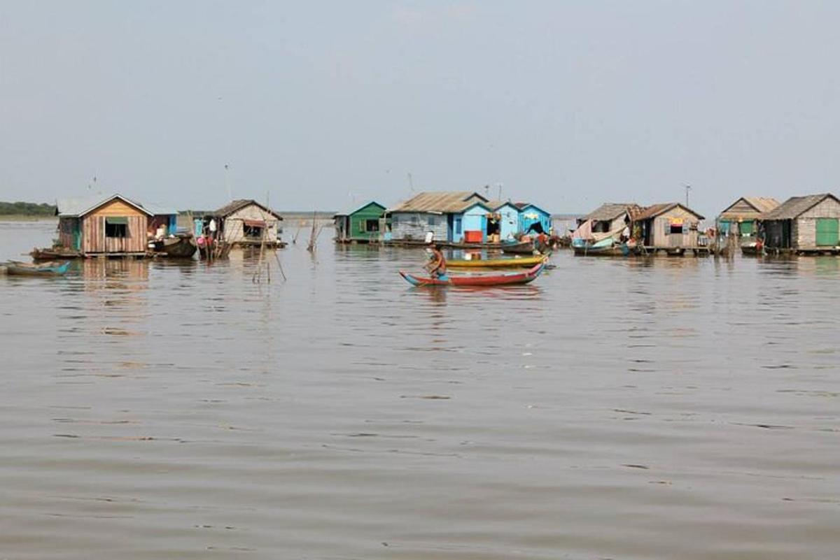 sekelompok rumah dan perahu di air