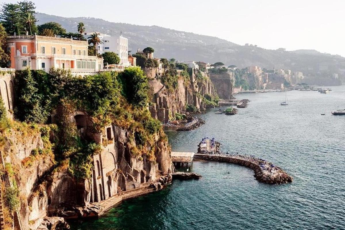un grande specchio d'acqua con edifici su una scogliera