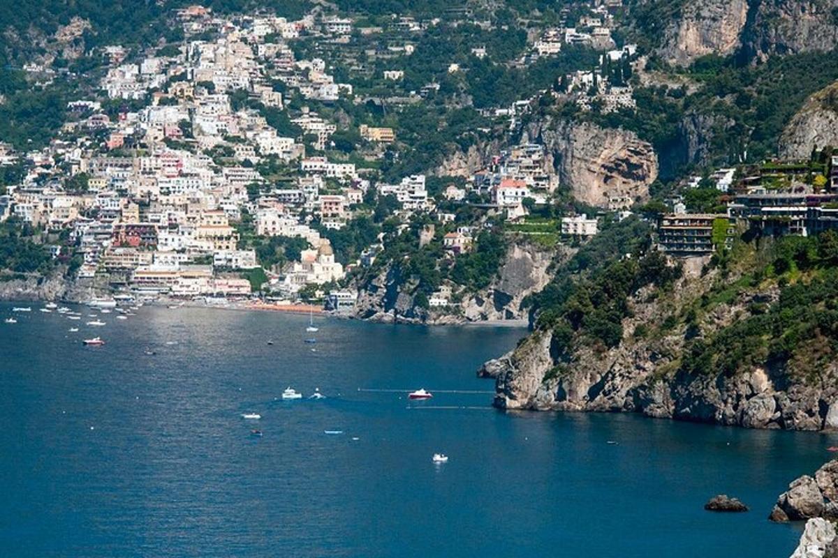un grande specchio d'acqua con una città su una montagna